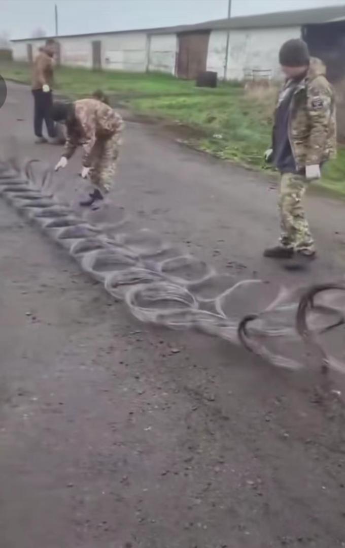 0.4-0.9mm Anti Tank Barrier Wire Mesh Tank Tracks Wound Steel Wire Fencing 3